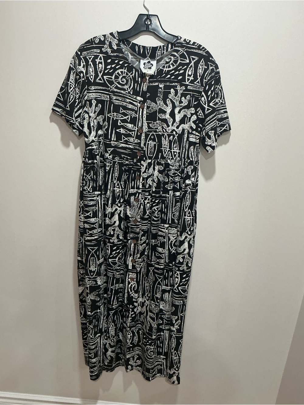 Hilo Hattie maxi dress features a black and white tropical-inspired size medium